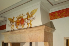 decor-cheminee-blason-peint-frise-or